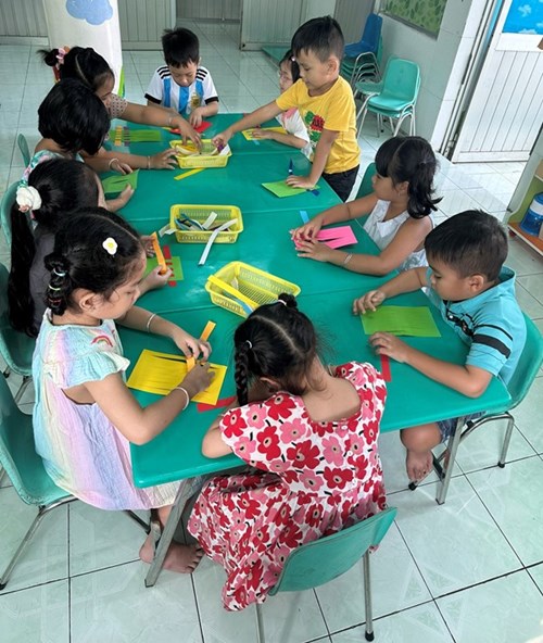 Giờ học kĩ năng đan của các bé