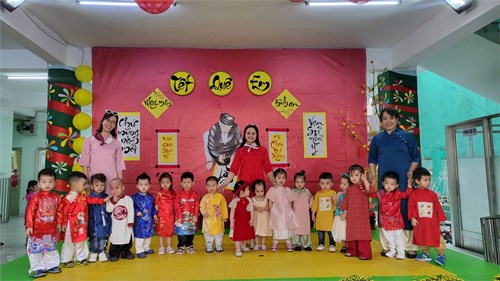 Các bé chào đón Xuân Giáp Thìn