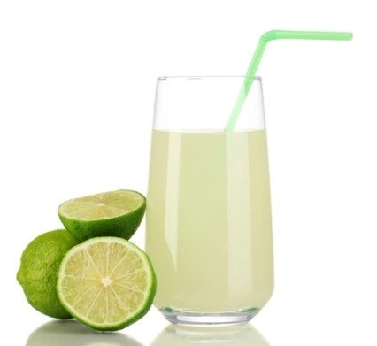 Bé pha nước chanh