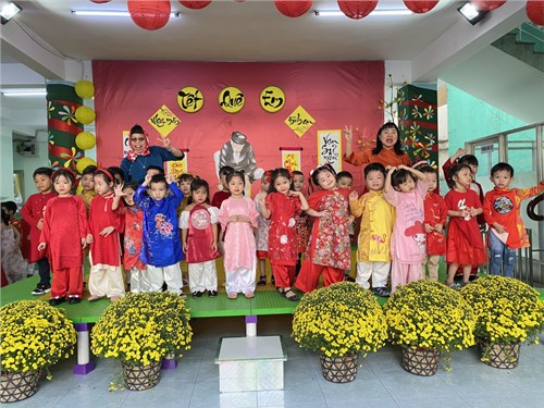Bé đón Tết Giáp Thìn 2024