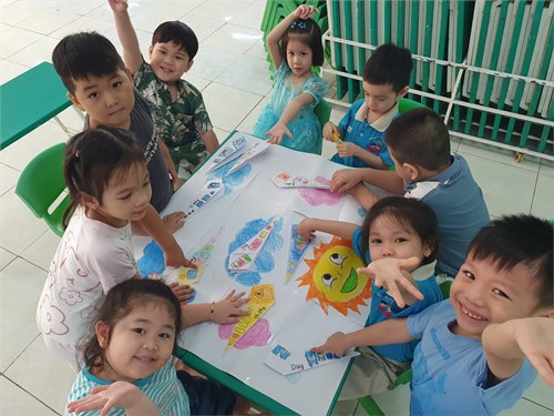 Bé gấp máy bay