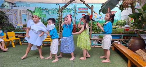 Bé đóng kịch   nhổ củ cải 