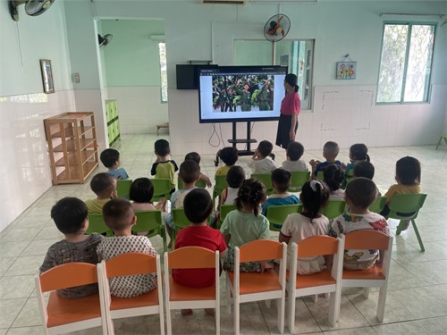 Các bé xem phim tư liệu   ngày giài phóng miềm nam  