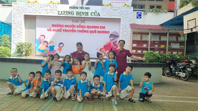 Các bé lớp lá 3 tham quan trường tiểu học Lương Định Của