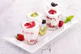 Dạy trẻ làm yaourt trái cây
