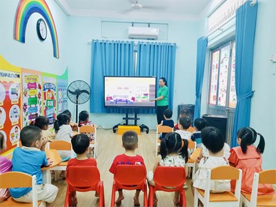 Bé vui học tại phòng học thông minh