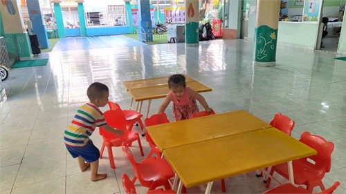 Các bé phụ giúp cô chuẩn bị bàn ăn