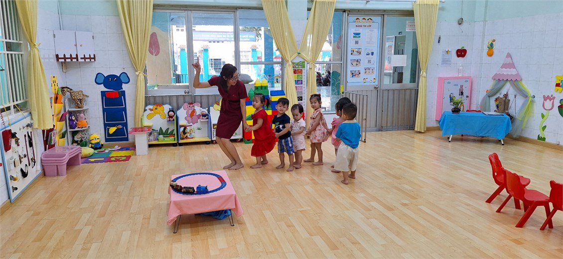 Giờ học phát triển ngôn  ngữ Thơ Con tàu
