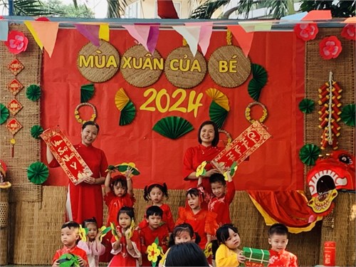 Tiết mục múa   Bé đón Tết sang  của các bé lớp Mầm 3 biểu diễn chào mừng Xuân Giáp Thìn 2024