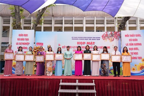 Bà Ngô Thị Hà-  Hiệu trưởng trường Mầm non 4 đại diện trường mầm non 4 vinh dự nhận bằng khen của chủ tịch Uỷ ban nhân dân thành phố Tặng bằng khen trường Mầm non 4 quận Tân Bình đã có thành tích trong công tác giáo dục và đào tạo hai năm học liên tục (2022-2023; 2023-2024) góp phần tích cực trong phong trào thi đua của Thành phố