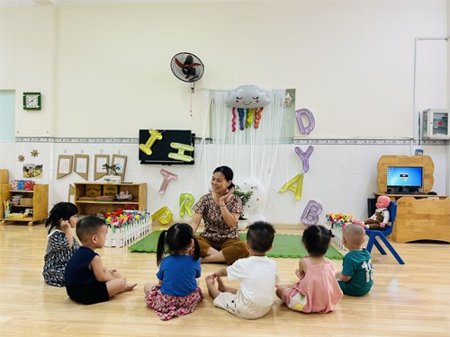 Cô Phạm THị Thanh Hà thực hiện chuyên đề “Tổ chức hoạt động cho trẻ nhà trẻ làm quen với âm nhạc”tại lớp cơm nát
