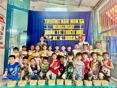 Trường Mầm Non 5A tổ chức phát quà cho các bé Mừng ngày lễ  Quốc tế thiếu Nhi   01.6.2024