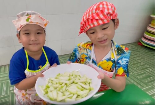 Hoạt động trải nghiệm  xắt thái quả bầu  lớp 5 - 6 tuổi