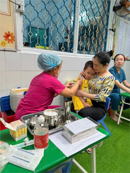 Trường Mầm non 5A phối hợp trạm y tế Phường 5, tổ chức tiêm vắc xin sởi cho các bé.
Thật là một hoạt động ý nghĩa! Tiêm vắc xin sởi là một phần quan trọng trong việc bảo vệ sức khỏe cho trẻ em và ngăn ngừa sự lây lan của bệnh sởi. Việc phối hợp giữa trường Mầm non 5A và trạm Y tế Phường 5 giúp đảm bảo rằng các bé có thể được tiêm vắc xin một cách thuận tiện và an toàn.