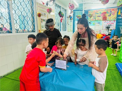 Thật tuyệt vời chị Hằng, chú Cuội tham gia vào hoạt động quyên góp và kêu gọi các phụ huynh học sinh đóng góp tiền để hỗ trợ đồng bào bị bão lũ, mà còn dạy cho các em nhỏ về lòng nhân ái và trách nhiệm xã hội.