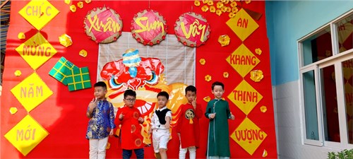Các bé lớp là 2 tham gia chụp hình tiểu cảnh xuân năm 2024