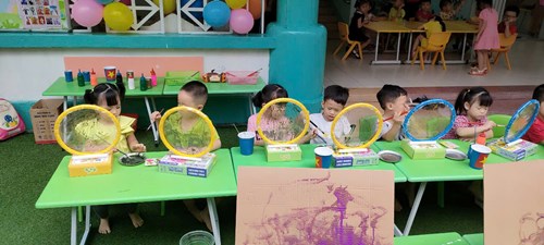 Các bé lớp mầm 1 thỏa mãn niềm đam mê của mình trong ngày hội : bé chơi với màu nước