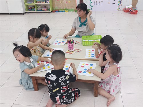 Giờ học toán : ôn hình tròn , hình vuông của các bé lớp mầm 1