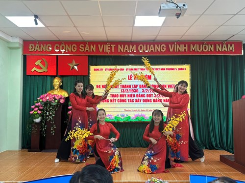 Chi bộ mầm non 5 múa mừng đảng mừng xuân