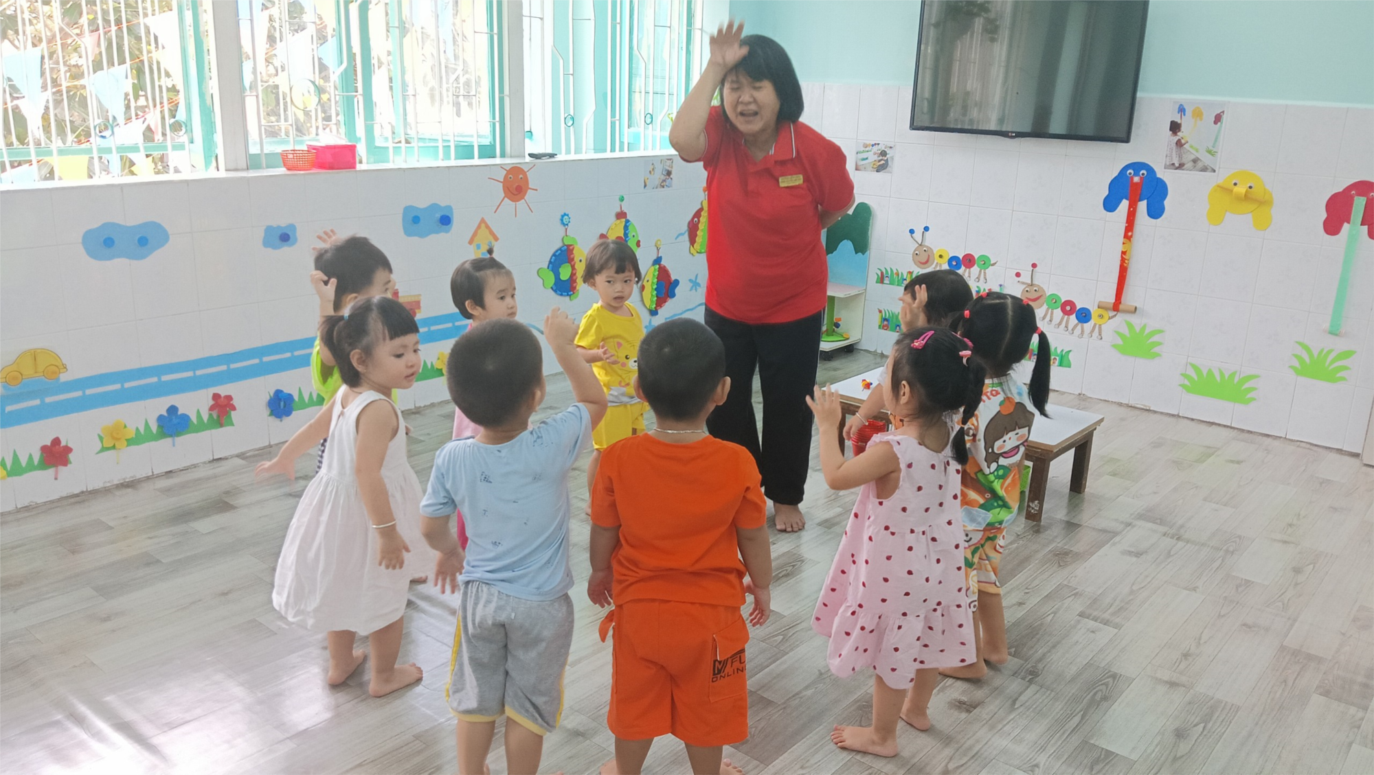 Trẻ chơi trò chơi cùng cô