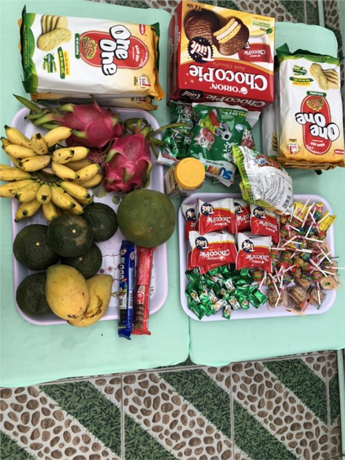 Mâm phá cỗ của các cháu
