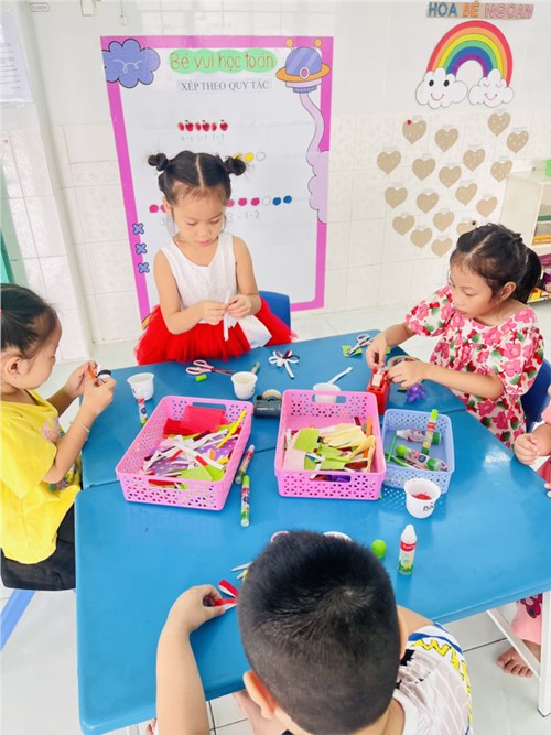 Giờ học tạo hình : làm hoa từ giấy của các bé lớp lá 1