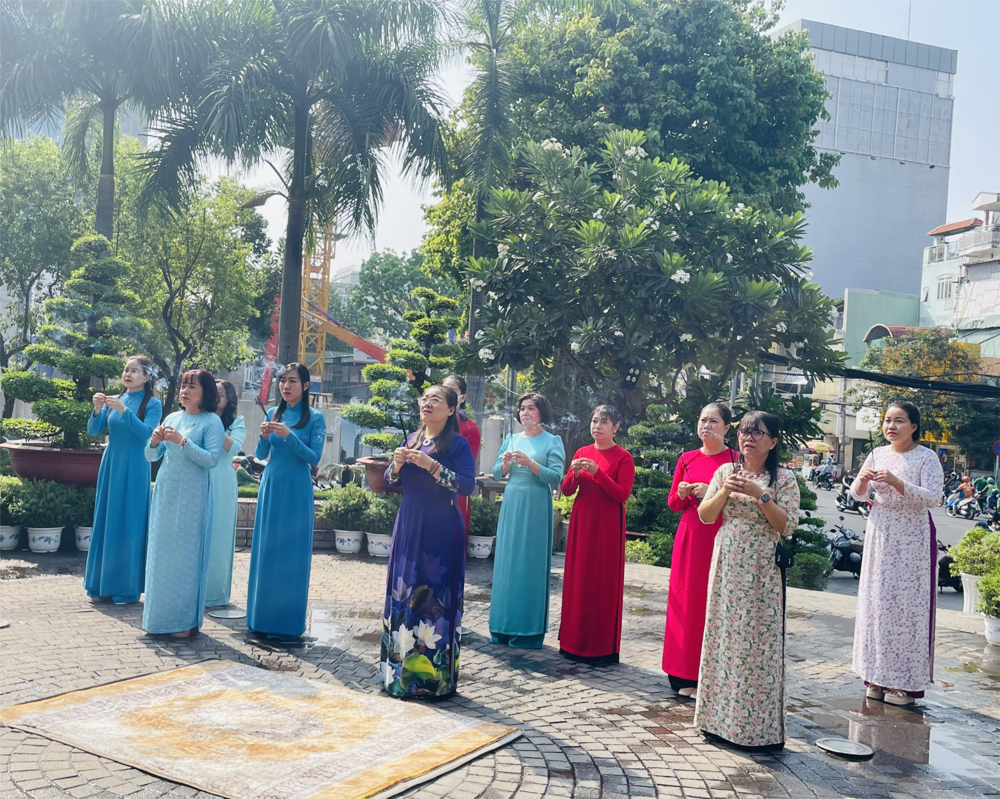 Vào lúc 9g00 ngày 15/3/2024 cụm 1 (gồm Hiệu trưởng , Chủ tịch công đoàn) tập trung tại Đài tưởng niệm Bồ tát Thích Quãng Đức để dâng hương