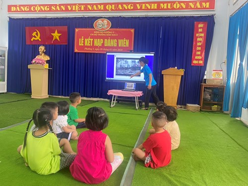 Các bé học bảng tương tác