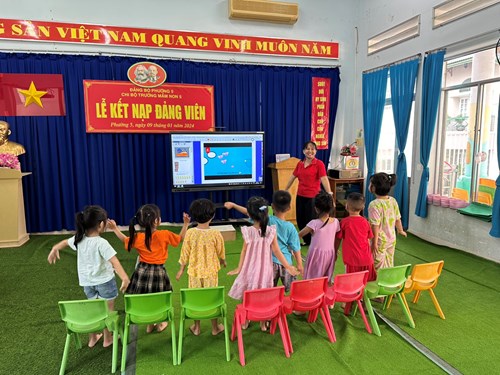 Các bé học Bảng tương tác