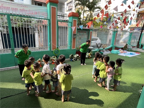 Các bé tham gia trò chơi rồng rắn lên mây, thỏ đổi lồng