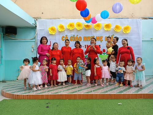 Các bé vui vẻ ngày Nhà giáo Viêt Nam