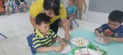 Giờ học kỹ năng sống : bé tập làm nội trợ của các bé lớp lá 1