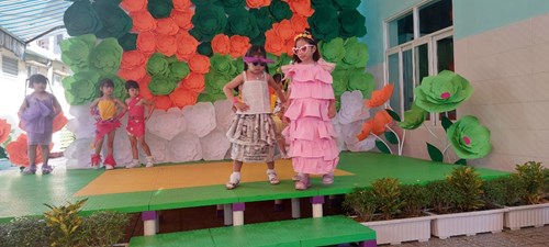 Các bé lớp lá 1 tham gia biểu diễn thời trang từ vật liệu phế thải
