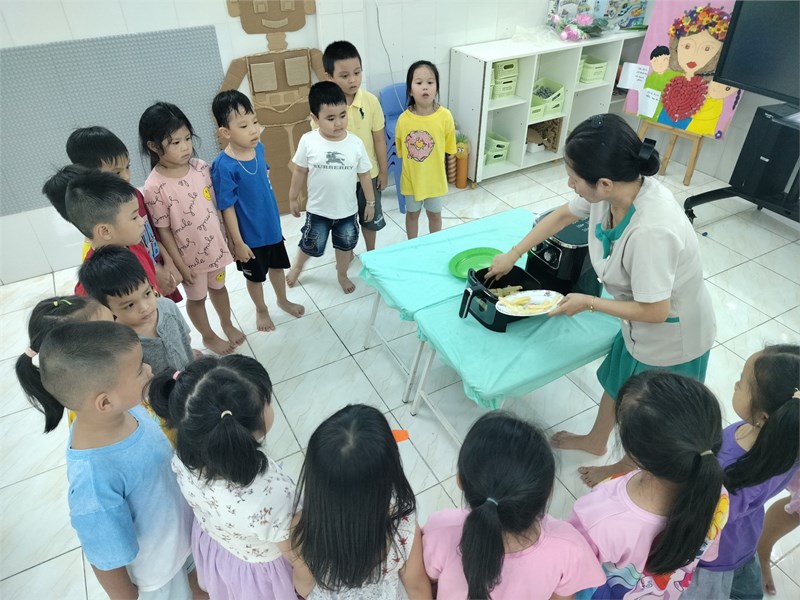 Các bé lớp lá 1 trong giờ học : bé tập làm nội trợ