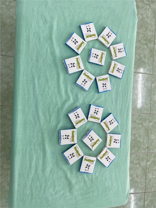 Trẻ uống thuốc tẩy giun