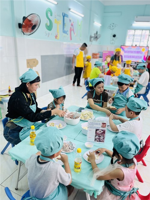Phụ huynh và các bé lớp lá 1 cùng tham gia  chuyên đề : phối hợp với phụ huynh trong tổ chức hoạt động nuôi dưỡng chăm sóc trẻ mầm non
