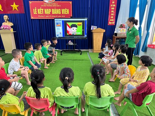 Các bé học bảng tương tác