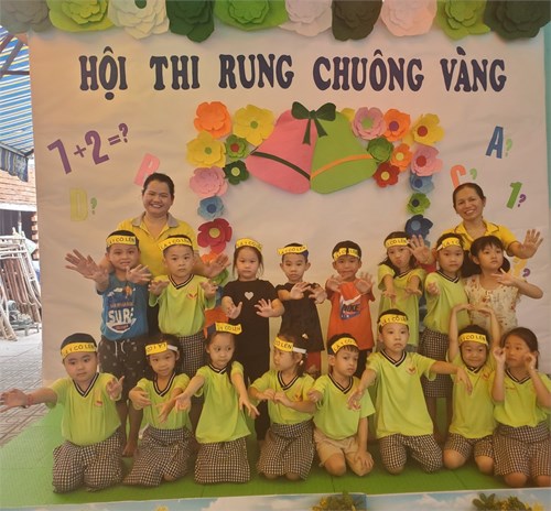 Các bé lớp lá 1 tham gia hội thi rung chuông vàng