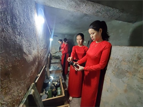 Chi bộ trường mầm non 5 tham quan căn hầm bí mật