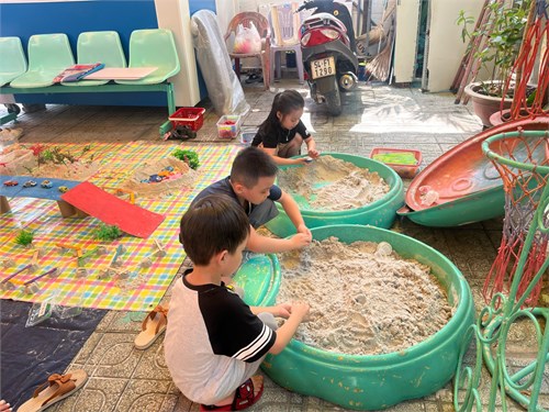 Giờ vui chơi ngoài trời của lớp lá 1