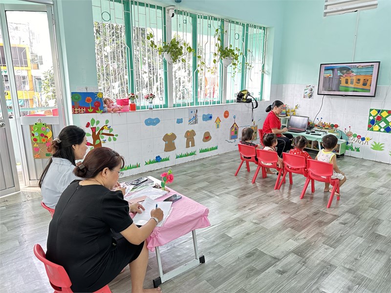 Các bé lớp hoạ mi tham gia hoạt động học nhận biết tập nói bé với các bạn