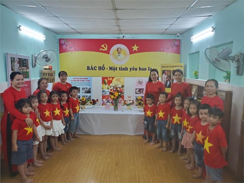 Trường Mn5 - Tổ chức cho học sinh dâng hoa mừng sinh Nhật Bác