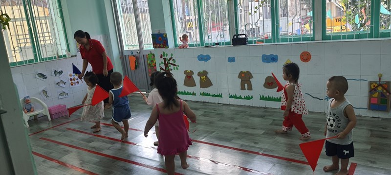 Các bé nhóm Hoạ Mi tham gia hoạt động phát triển thể chất  Đi trong đường hẹp  