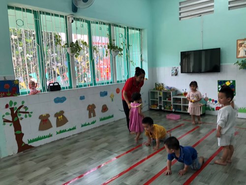 Các bé nhóm Chích Choè tham gia hoạt động phát triển thể chất   Bò có mang vật trên lưng 