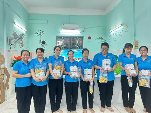 Tặng quà cho con cđv nhân ngày quốc tế thiếu nhi 1/6/2024
