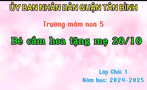 Các bé lớp chồi 1 cắm hoa tặng mẹ nhân ngày phụ nữ việt nam 20/10