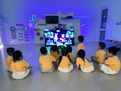 Hội thi giáo viên giỏi cấp trường năm học 2024-2025: Cô Bô Nguyễn Tuyết Nhi - Kể chuyện  Bé thỏ ăn gì 
