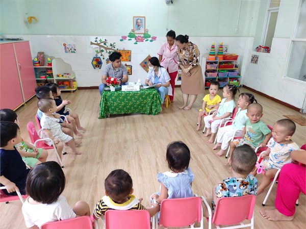 Tổ chức cho trẻ từ 3 - 36 tháng tuổi uống Vitamin A