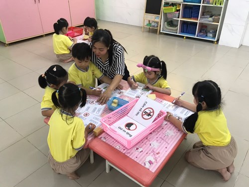Giáo viên tổ chức hoạt động: Nhận biết các biển cấm thông thường trong cuộc sống