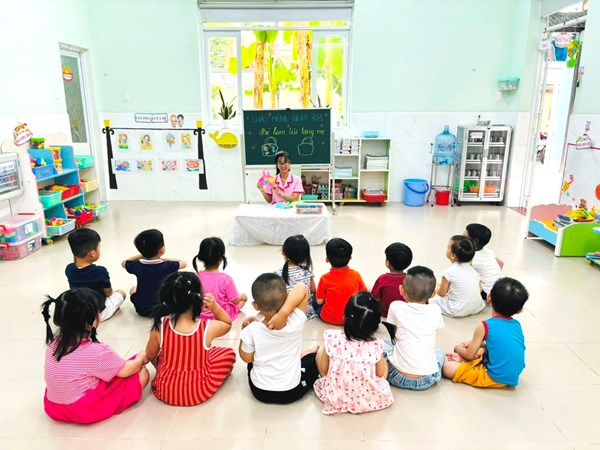 Lớp Mầm 2 tổ chức cho trẻ  Làm túi tặng mẹ  nhân ngày 8/3